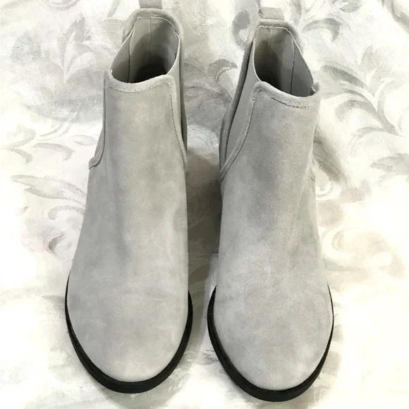 Isaac Mizrahi Live Chelsea Boots Suede Light Grey Cement Gloria sz 10 New No Box - Picture 4 of 11